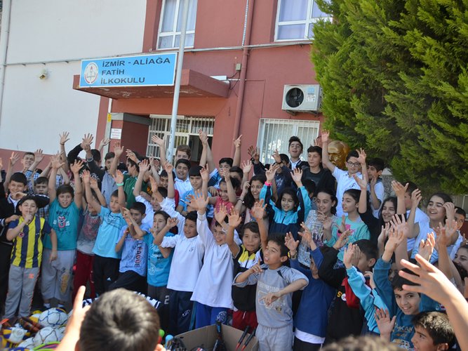 Alumnos que se beneficiaron del proyecto en un barrio de Izimir cerca de las instalaciones de IOT VITO