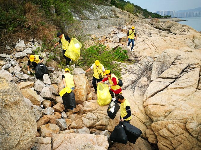 Unos 50 empleados de Oiltanking ayudaron en la limpieza de la costa de la bahía de Daya (2016)