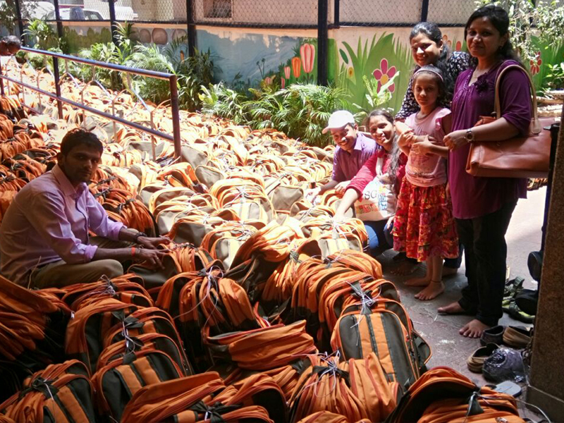 Freiwillige halfen die Schultaschen zu packen und sie an die Kinder zu verteilen