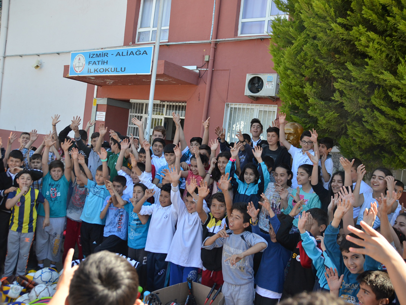 Begünstigte Schüler aus der Nachbarschaft von Izmir nahe dem IOT-VITO-Projektstandort